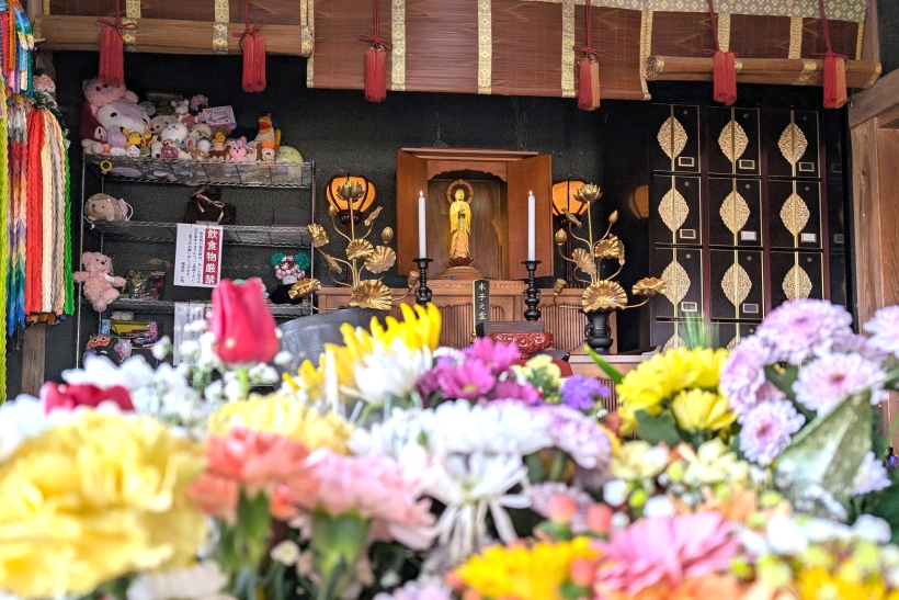 水子供養のためにお供えされた、色とりどりの綺麗なお花と可愛らしいぬいぐるみ。